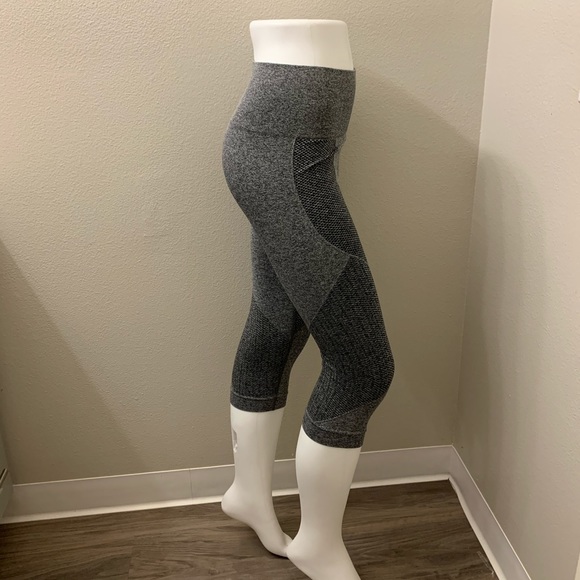 Lorna Jane Seamless Capris - Picture 3 of 6